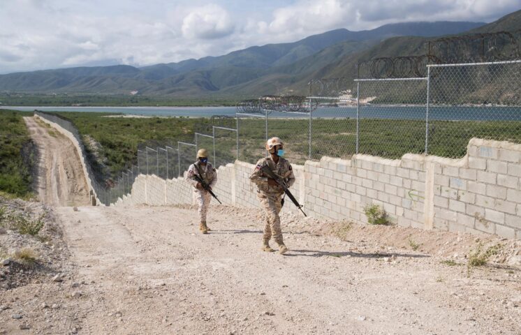 Ministro de Defensa inspecciona avances de la verja perimetral fronteriza en Dajabón