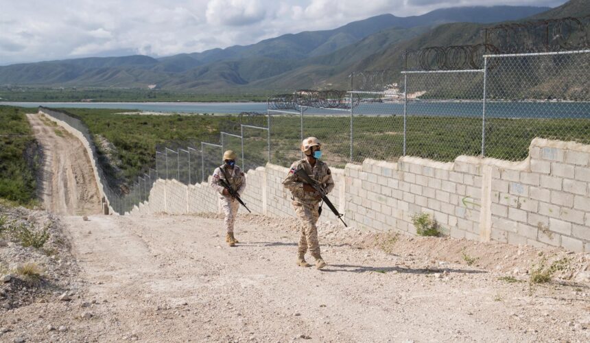 Ministro de Defensa inspecciona avances de la verja perimetral fronteriza en Dajabón