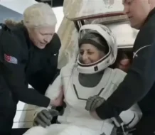 Astronautas varados durante nueve meses en el espacio llegan a la Tierra