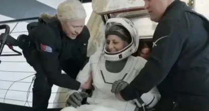 Astronautas varados durante nueve meses en el espacio llegan a la Tierra