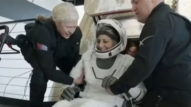 Astronautas varados durante nueve meses en el espacio llegan a la Tierra