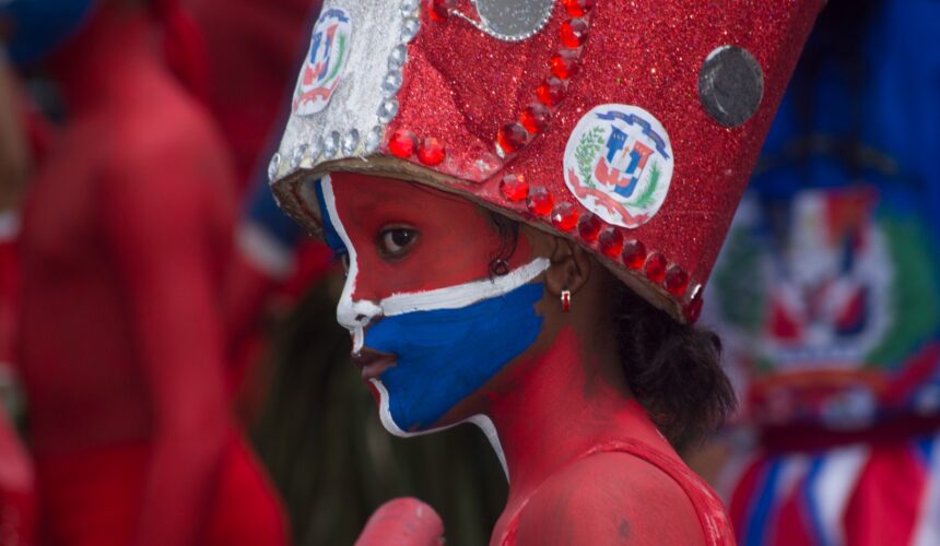 Lluvia bendice desfile de Carnaval en Santo Domingo Norte 2025