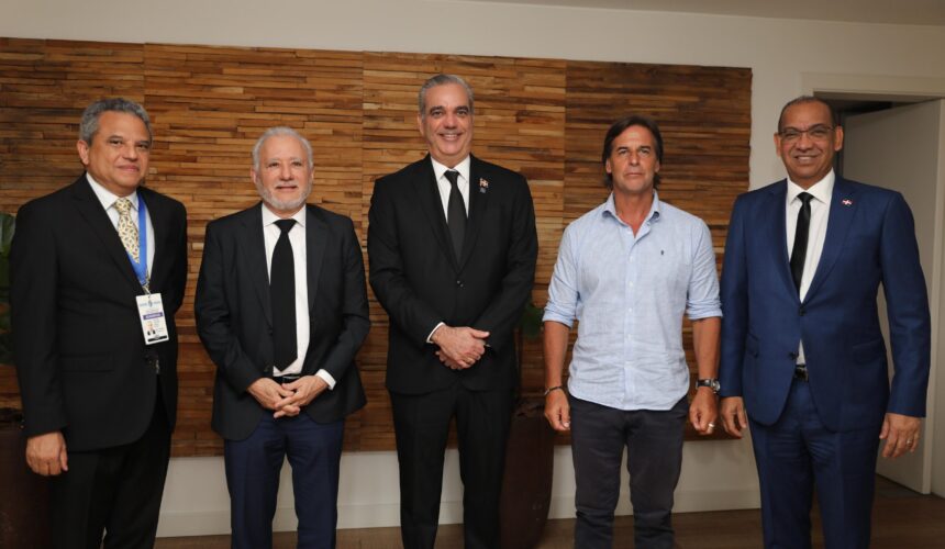 Presidente Abinader regresa a RD tras una exitosa visita a Uruguay