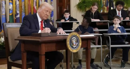 Trump firma orden para desmantelar Departamento de Educación 
