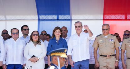 Abinader encabeza desfile por el 181 aniversario de la Batalla del 30 de Marzo en Santiago