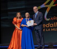Directora de Políticas y Servicios Nucleares de Energía y Minas recibe medalla al mérito de la mujer dominicana 2025