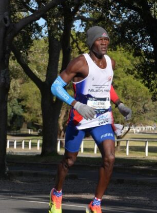 Nelson Yan hace historia al completar los 7 maratones