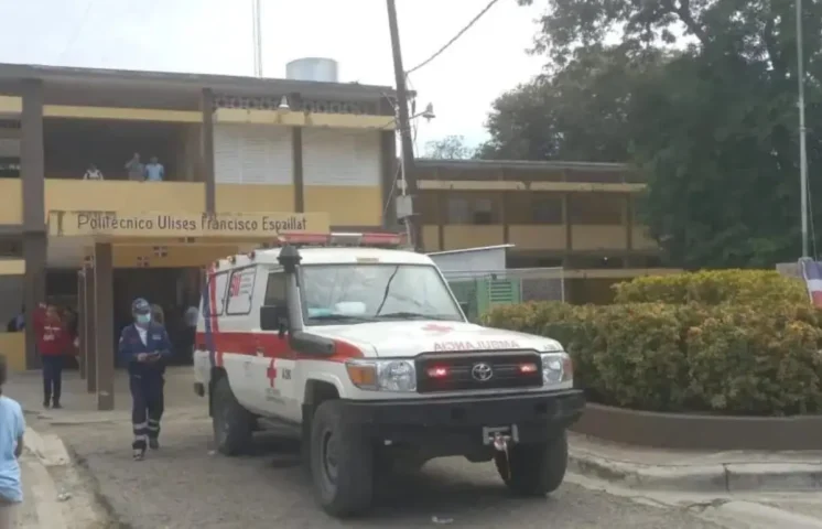 Encuentran armas blancas y vapers en politécnico en Santiago 