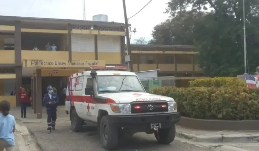 Encuentran armas blancas y vapers en politécnico en Santiago 