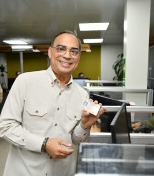 Gilberto Santa Rosa recibe su cédula dominicana