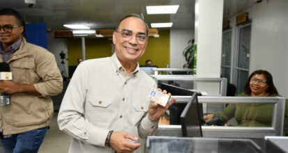 Gilberto Santa Rosa recibe su cédula dominicana