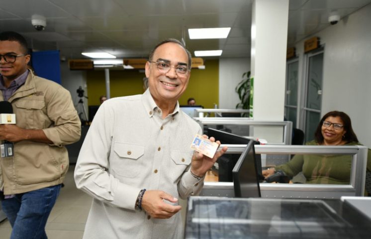 Gilberto Santa Rosa recibe su cédula dominicana