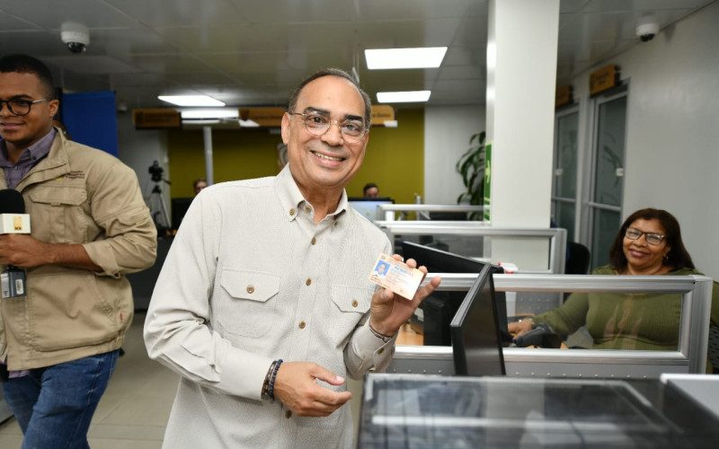 Gilberto Santa Rosa recibe su cédula dominicana