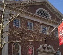 Harvard congela contrataciones por políticas de Donald Trump
