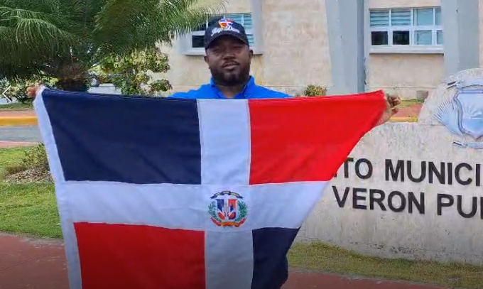 Alcalde de Verón-Punta Cana rechaza recibir la bandera dominicana para el letrero de Friusa 