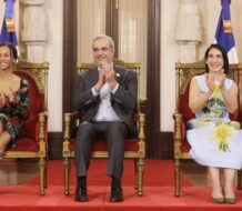 Zoé Saldaña recibe prestigiosa condecoración en el Palacio Nacional