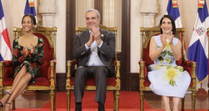 Zoé Saldaña recibe prestigiosa condecoración en el Palacio Nacional