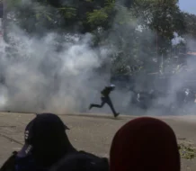 Matan oficial keniano y destruyen 3 vehículos blindados en ataque pandillas en Haití