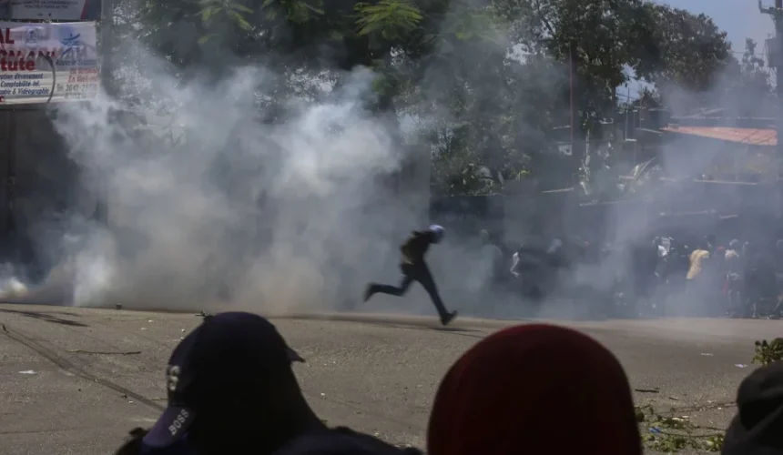 Matan oficial keniano y destruyen 3 vehículos blindados en ataque pandillas en Haití