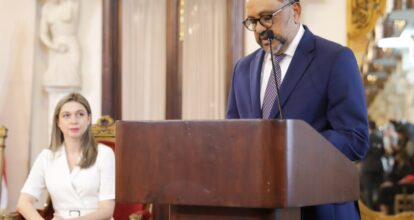 Antoliano Peralta emite decreto para condecorar a Zoé Saldaña con la Orden al Mérito Cristóbal Colón