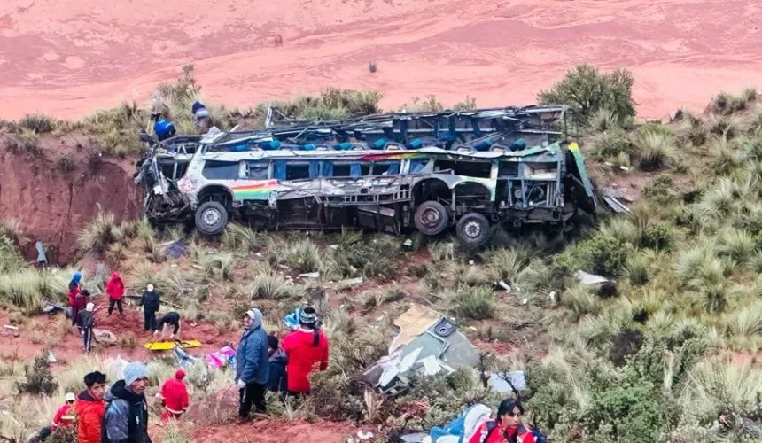 Al menos 25 fallecidos y 26 heridos en un nuevo accidente de carretera en Bolivia