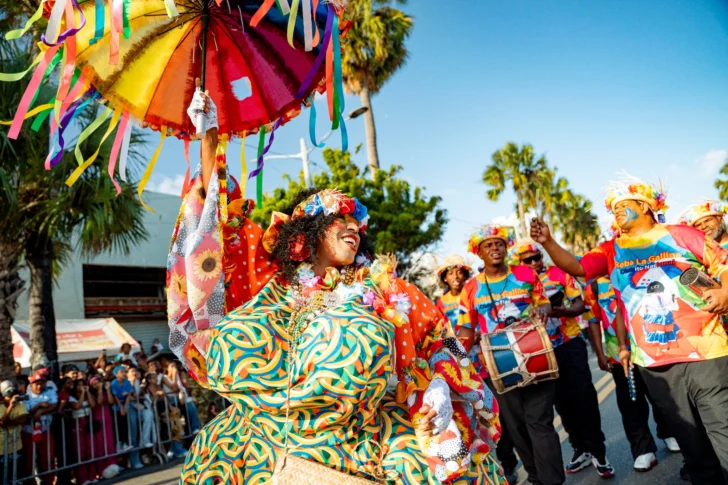 El Carnaval del Distrito Nacional llena de color y música el Malecón de Santo Domingo