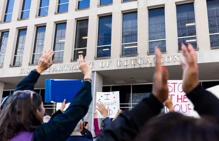 EE.UU. reduce a la mitad su personal en el Departamento de Educación