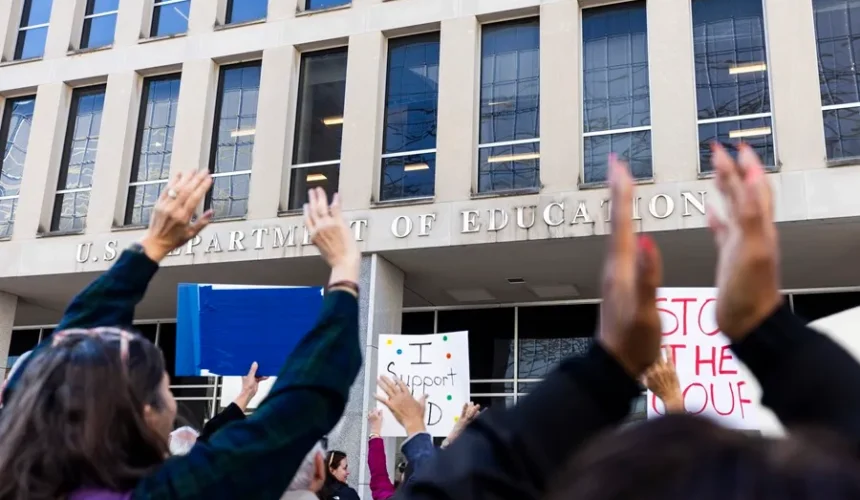 EE.UU. reduce a la mitad su personal en el Departamento de Educación