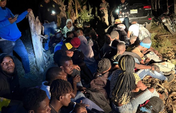 Video| Detienen 48 haitianos indocumentados escondidos en un platanal en Mao