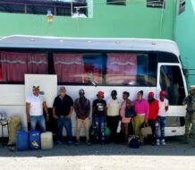 Video| Confiscan cigarrillos y bebidas de contrabando a haitianos indocumentados en Valverde
