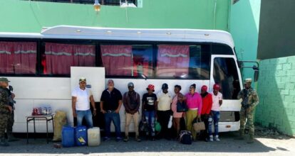 Video| Confiscan cigarrillos y bebidas de contrabando a haitianos indocumentados en Valverde