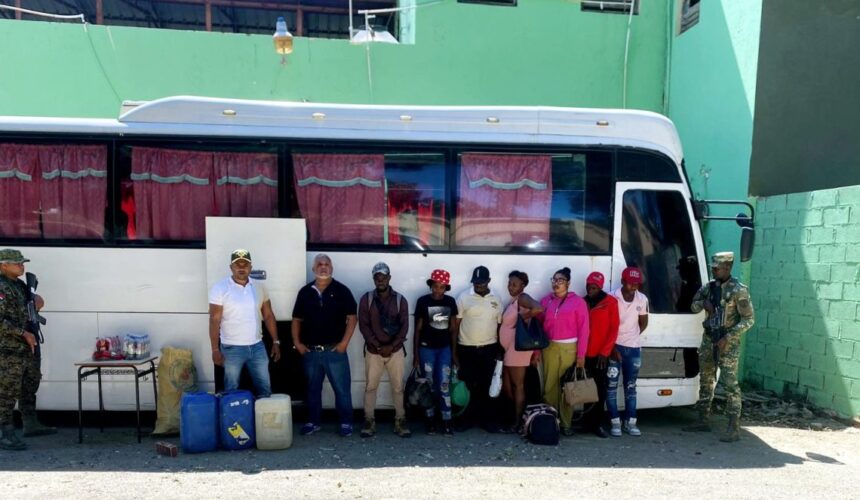 Video| Confiscan cigarrillos y bebidas de contrabando a haitianos indocumentados en Valverde