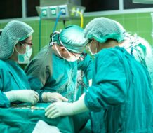 Cirujanos chinos implantan un hígado de cerdo en un humano por primera vez 