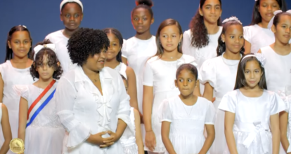 40 Niñas Entonan el Himno Nacional en la Entrega de la Medalla al Mérito de la Mujer Dominicana 2025