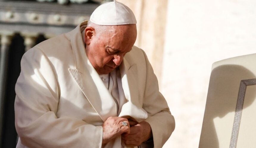 Papa Francisco no ha sufrido más crisis respiratorias; tuvo una noche tranquila