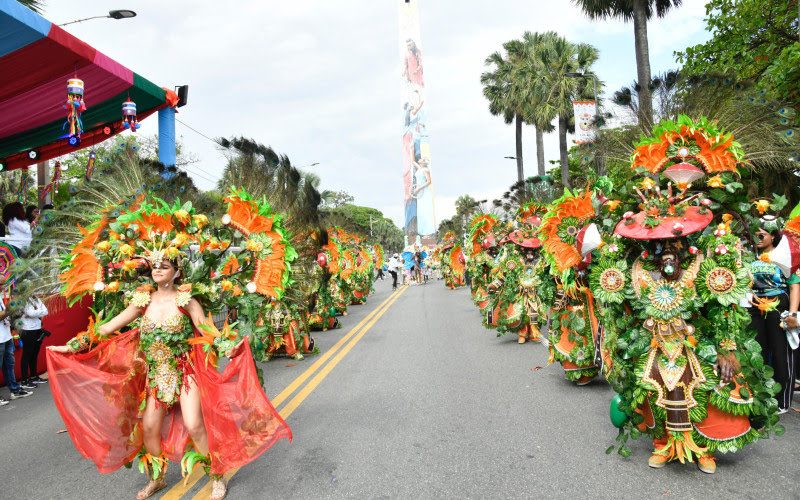 El color, música y la tradición se apoderaron del Malecón durante el desfile del carnaval