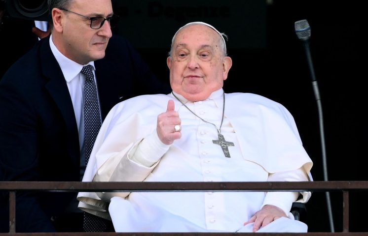 Papa Francisco reaparece este domingo tras 38 días ingresado