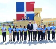 Abinader inaugura dos centros educativos en Santiago y rinde homenaje a su padre