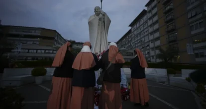 El papa muestra una “leve mejoría gradual” en su salud