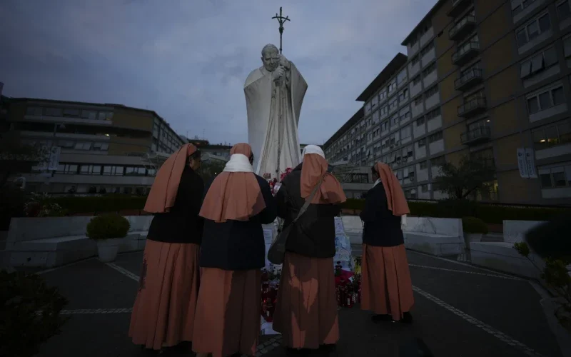 El papa muestra una “leve mejoría gradual” en su salud