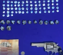 Detienen a cinco hombres y confiscan alrededor de 300 porciones de drogas