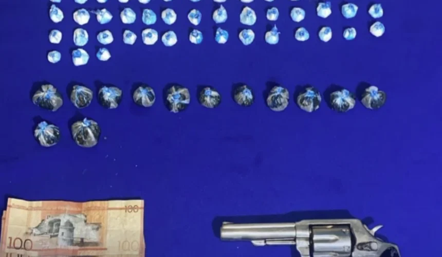 Detienen a cinco hombres y confiscan alrededor de 300 porciones de drogas