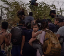 Grupos haitianos y venezolanos solicitan a juez federal frenar repatriaciones de Trump 