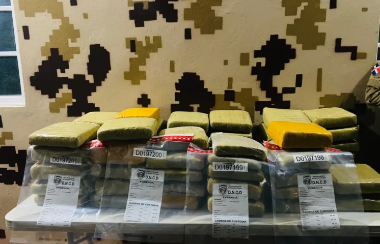 Autoridades decomisan más de 293 libras de presumible marihuana en Pedernales