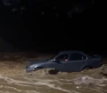 Vehículo es arrastrado por el río Camú en Bayacanes, Jarabacoa
