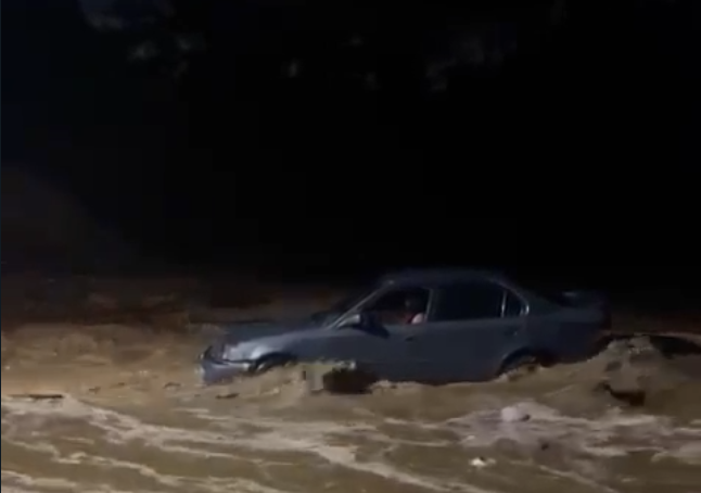 Vehículo es arrastrado por el río Camú en Bayacanes, Jarabacoa