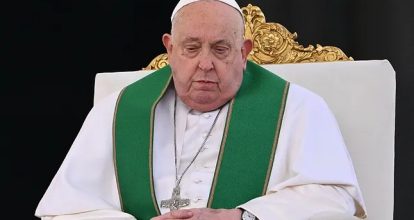 El papa sigue tratamiento sin ventilación mecánica tras las crisis respiratorias del lunes