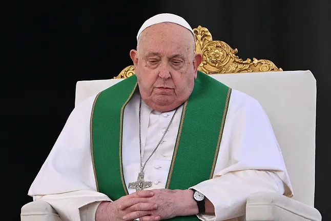 El papa sigue tratamiento sin ventilación mecánica tras las crisis respiratorias del lunes
