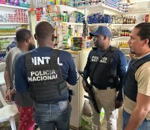 Ocupan arma de fuego ilegal y computadoras usada durante allanamiento en La Romana