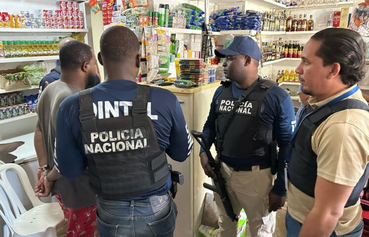 Ocupan arma de fuego ilegal y computadoras usada durante allanamiento en La Romana